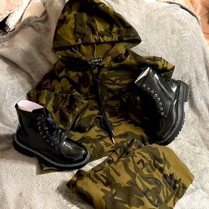 Camo crop hoodie